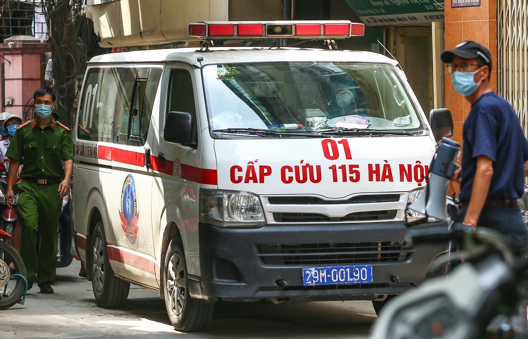 Nguoi dan ong bi hang xom dam tu vong hinh anh