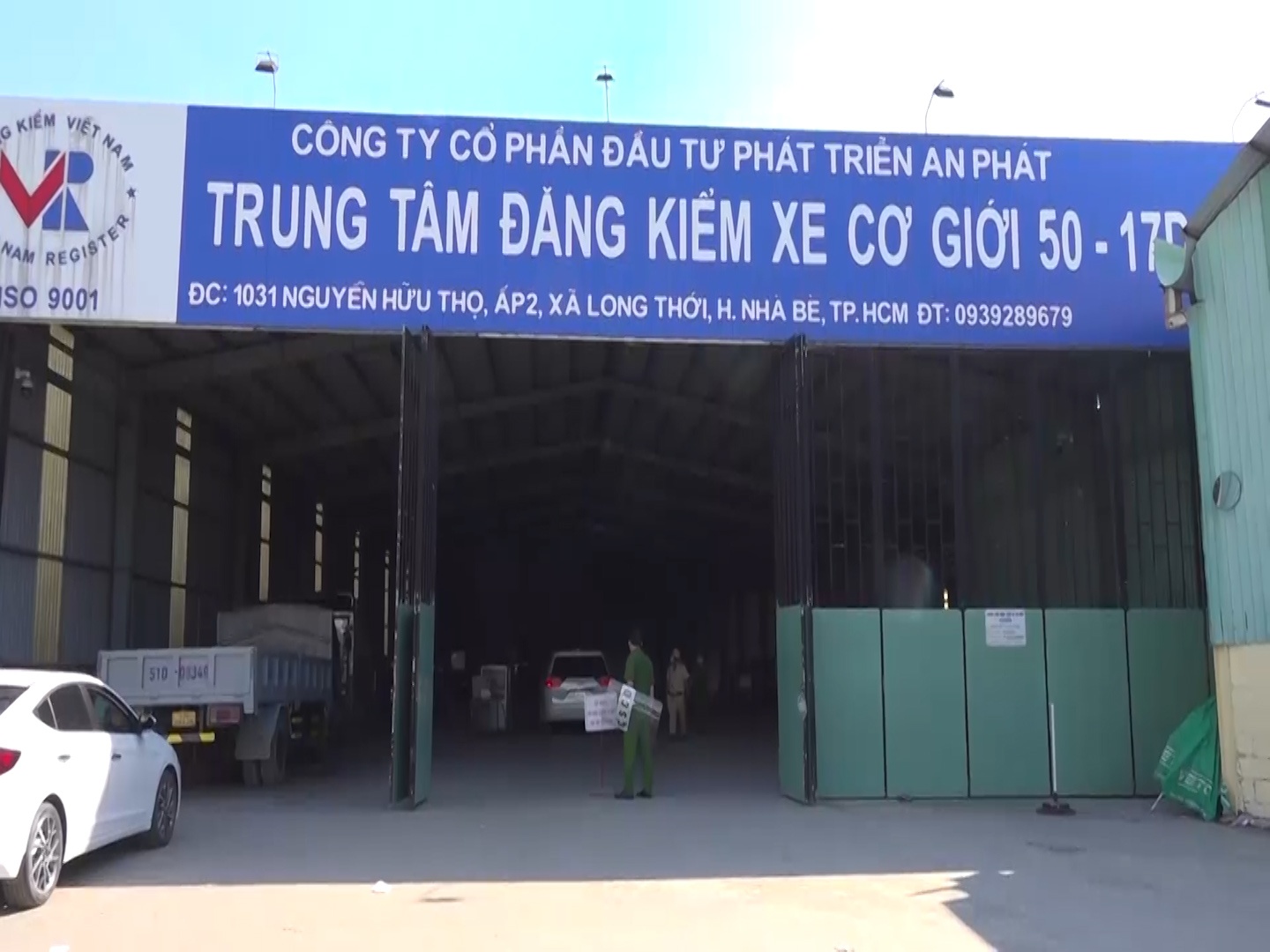 Phut canh sat kham xet trung tam dang kiem cua giam doc 'mu chu' hinh anh