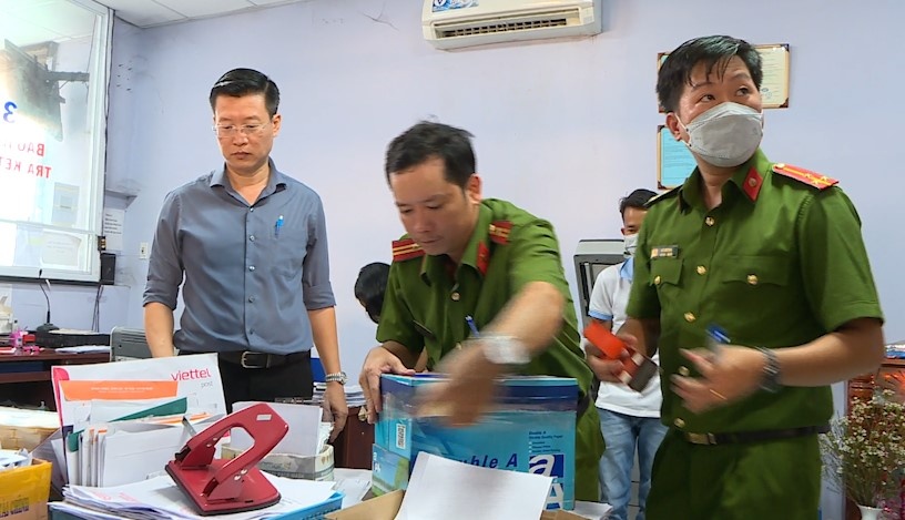 Canh sat kham xet Trung tam dang kiem 50-14D o TP.HCM hinh anh