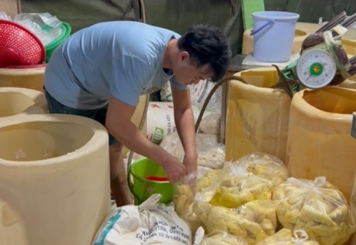 Hang tan mang, ngo sen ngam hoa chat o cho dau moi Binh Dien hinh anh