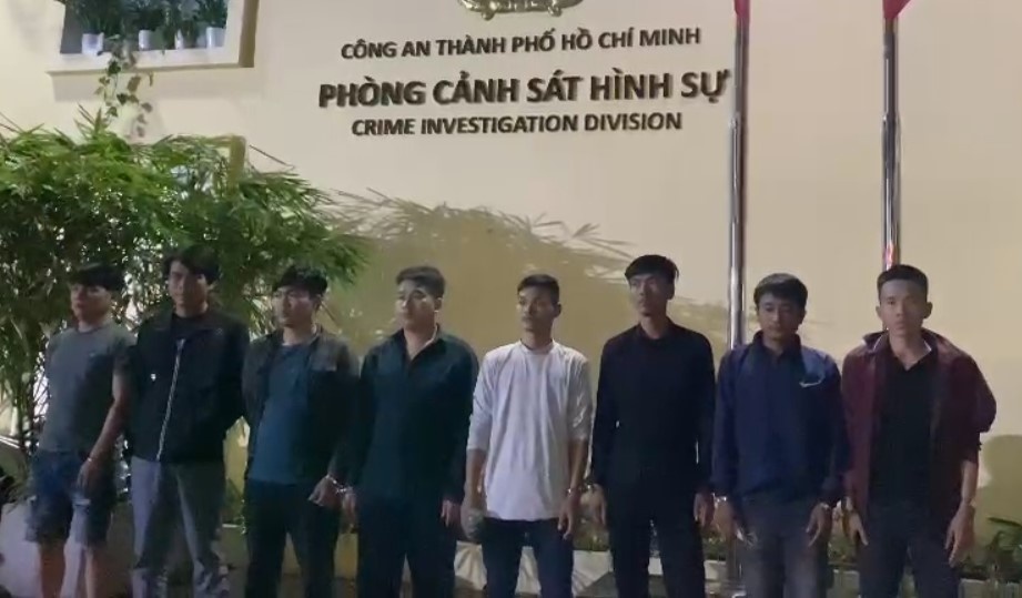 Thu doan cua nhom trom so hang tri gia 2,4 ty dong o TP.HCM hinh anh