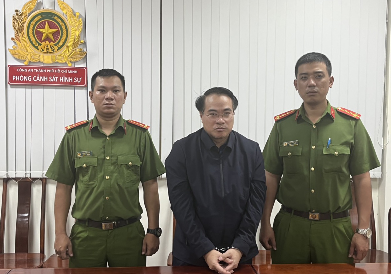 Canh sat doc lenh bat Cuc truong Cuc Dang kiem Viet Nam hinh anh