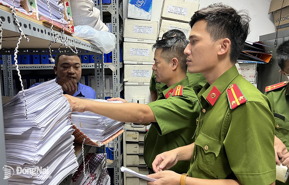 Khoi to 11 nguoi lien quan sai pham tai trung tam dang kiem o Dong Nai hinh anh