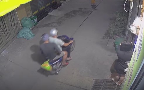 Be gai 4 tuoi bi giat iPhone khi choi trong hem o TP.HCM hinh anh