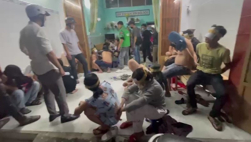 Bat qua tang 30 nguoi danh bac o TP.HCM hinh anh