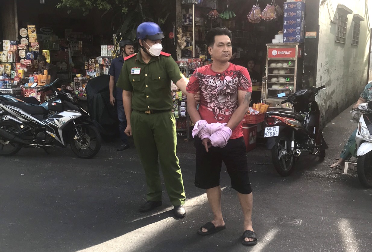 Nguoi dan ong bi dam vi mau thuan tinh cam hinh anh