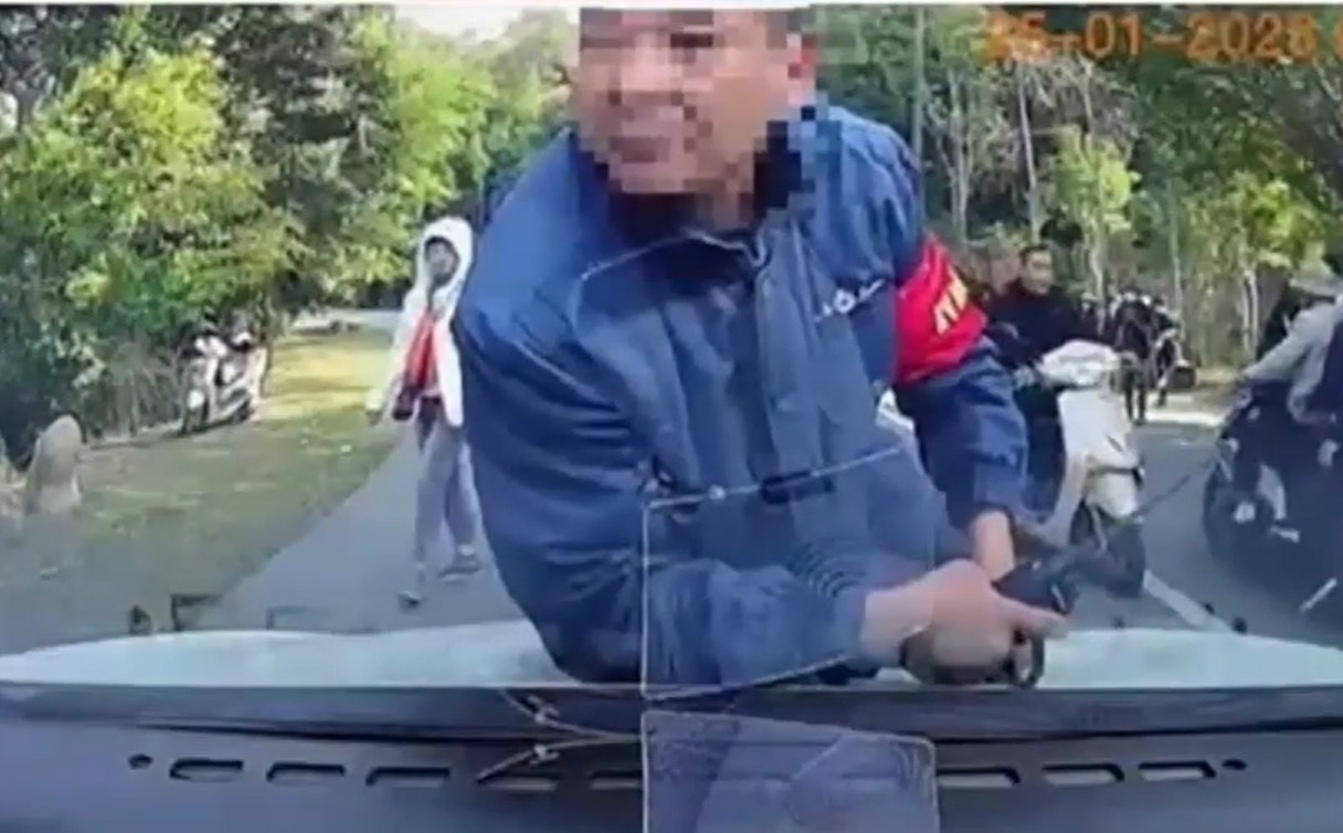 Nhay len nap capo oto du khach, bao ve o Yen Tu bi tam dinh chi hinh anh