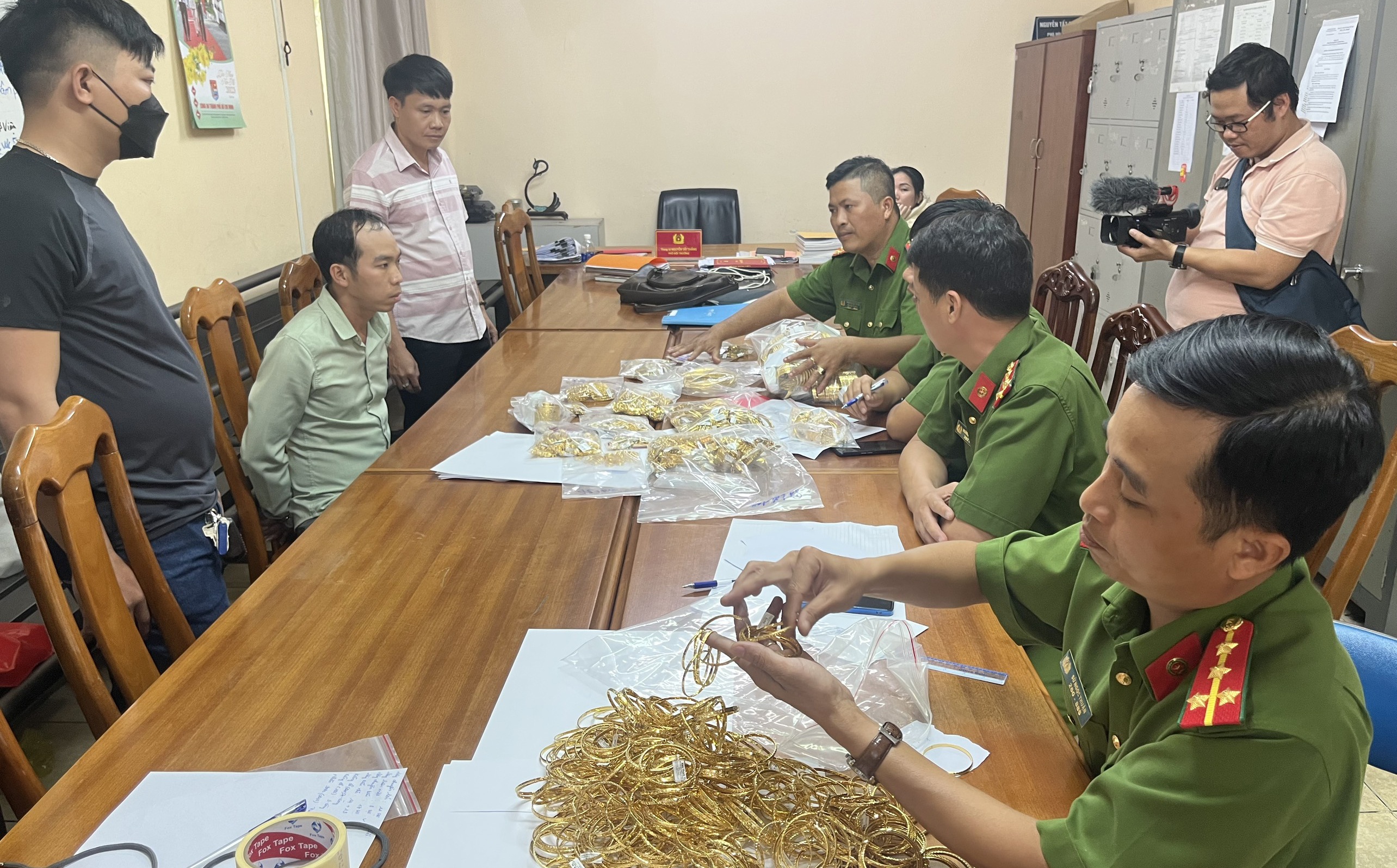 Phut bat giu nghi pham trom 100 luong vang o TP.HCM hinh anh