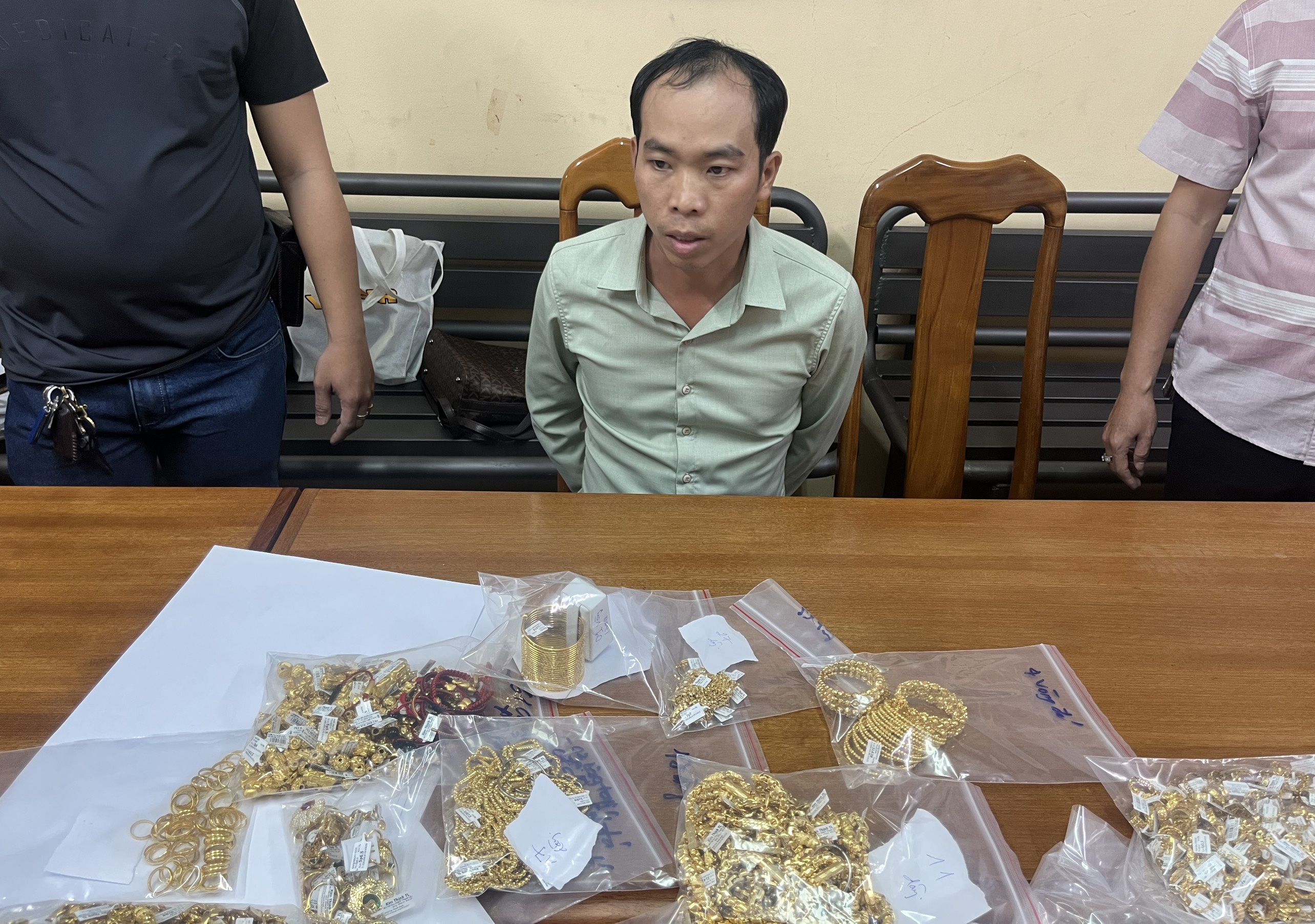 Khen thuong cac don vi pha vu trom 100 luong vang o TP.HCM hinh anh