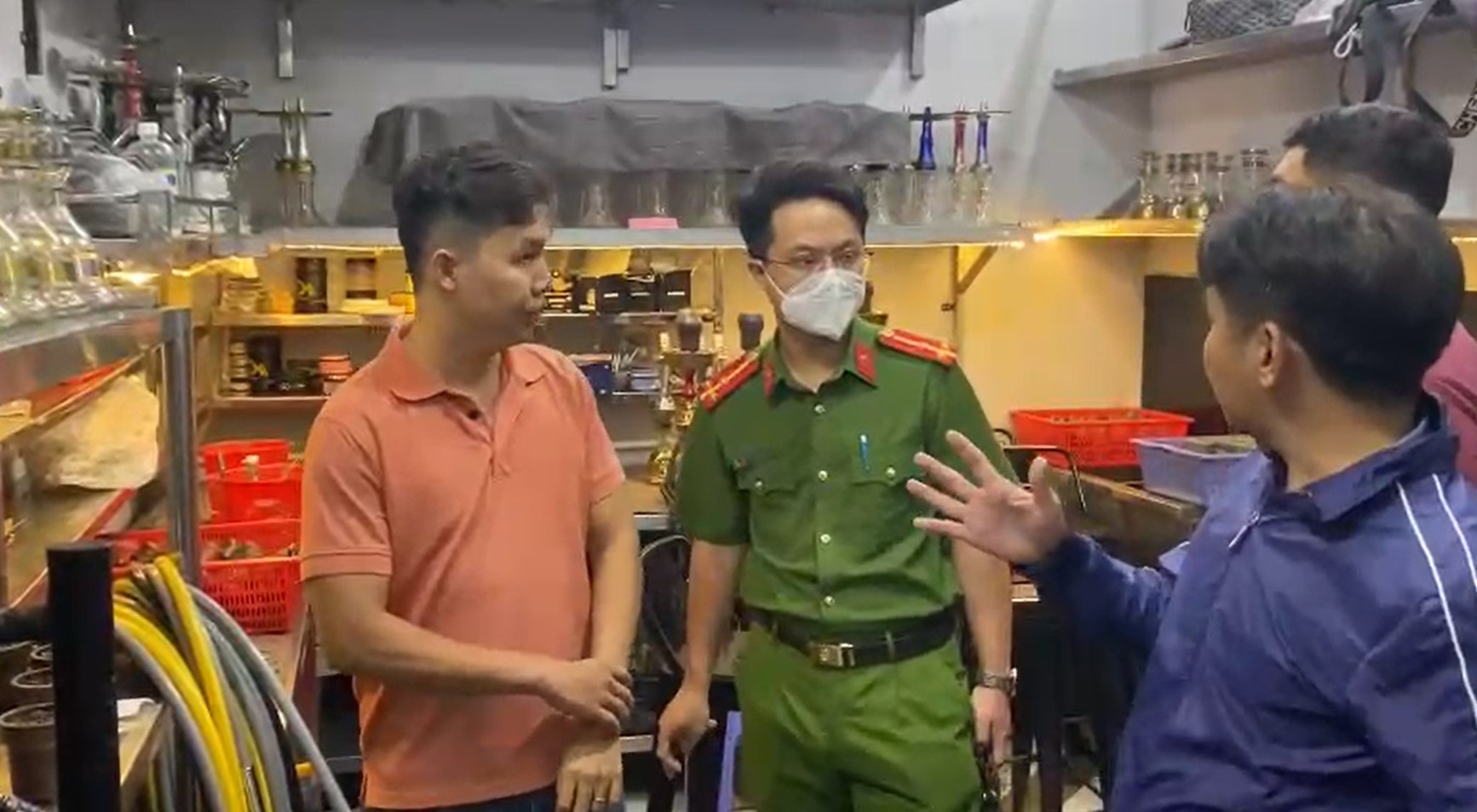 Canh sat dot kich kho khi cuoi, shisha trong quan beer club o TP.HCM hinh anh