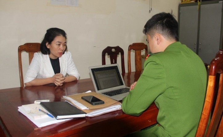 Nu can bo dia chinh bi bat vi ‘voi tien’ dan hinh anh