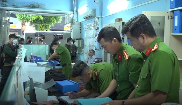 Canh sat kham xet Chi cuc dang kiem so 6 o TP.HCM hinh anh