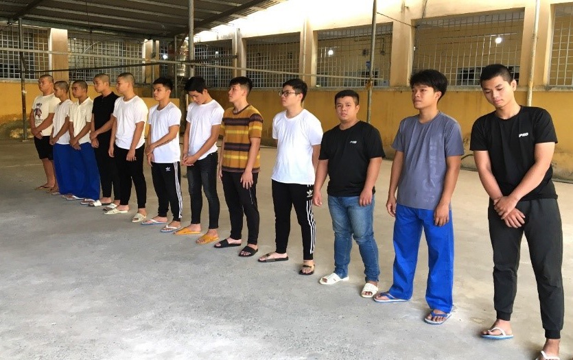 Nhom thanh nien chong doi, dap pha xe canh sat o Dong Nai hinh anh