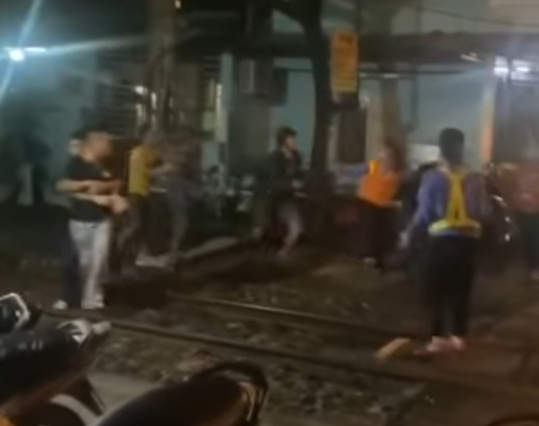 Nhom nguoi hanh hung anh 1