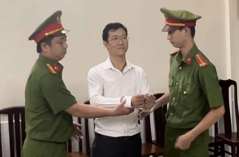Tien si Dang Anh Quan bi cao buoc giup suc tich cuc cho ba Phuong Hang hinh anh