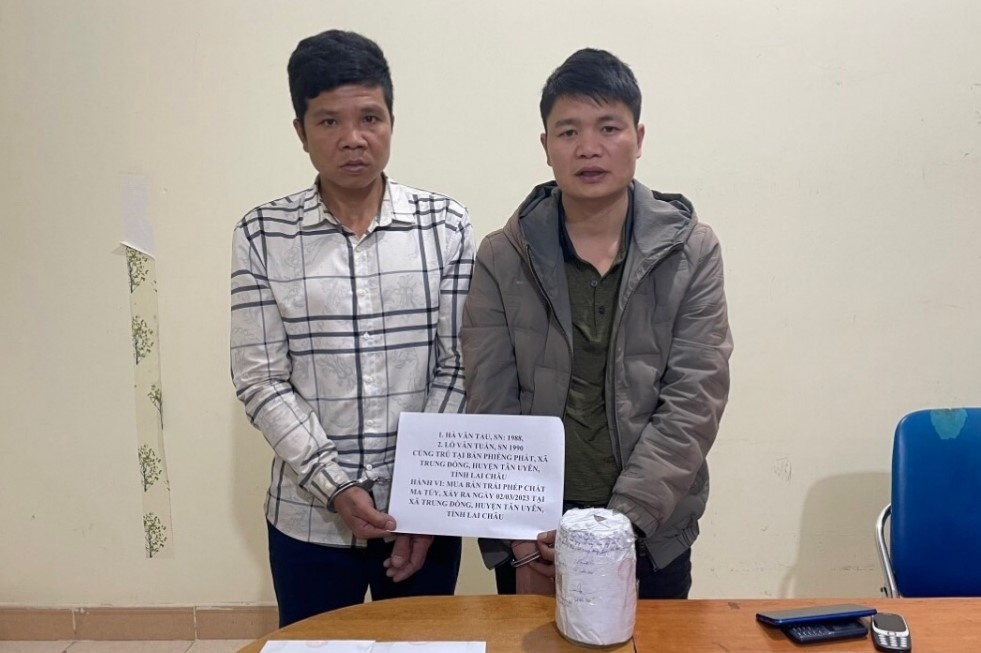 Cong an dao be phot tim ma tuy duoc xa xuong bon cau hinh anh