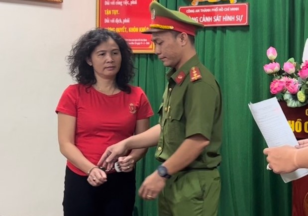 Canh sat doc lenh bat nha bao Dang Thi Han Ni hinh anh