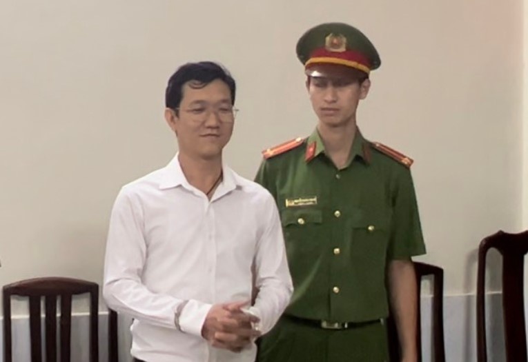 Bieu cam cua tien si Dang Anh Quan khi bi khoi to hinh anh