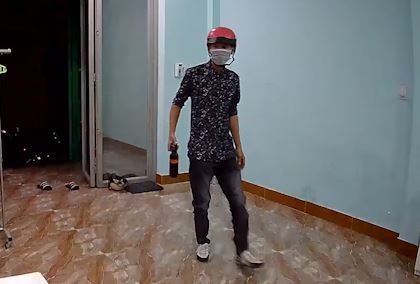 Thanh nien thu binh xit hoi cay vao nha dan o TP.HCM trom dien thoai hinh anh