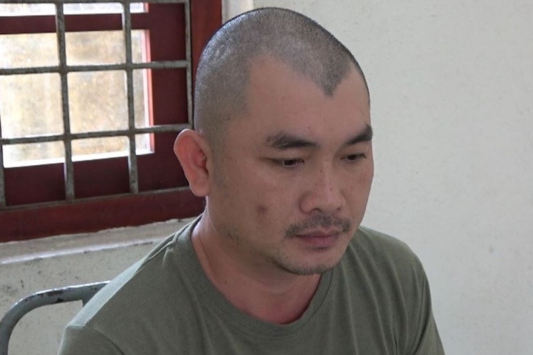 Nguoi dan ong cam bua danh vao dau ban gai cu hinh anh