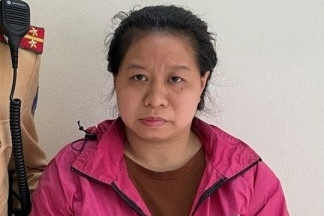Nu quai gia vo muon dien thoai cua thanh nien tre roi phong xe bo chay hinh anh