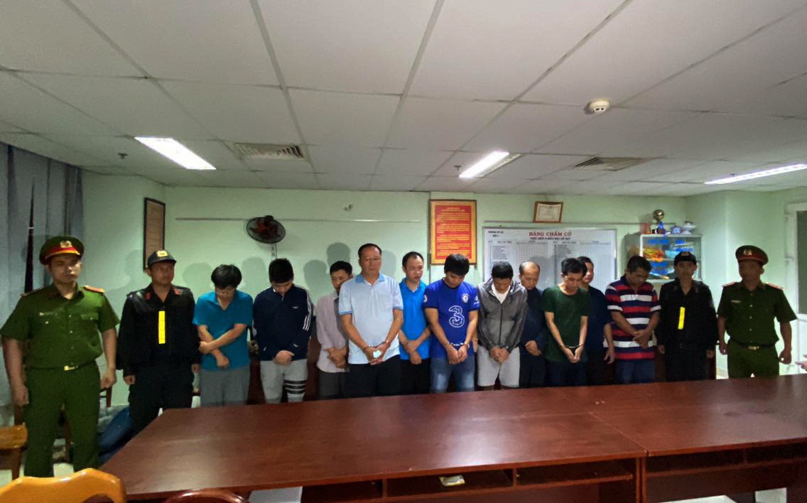 Nguyen giam doc va 10 nhan vien trung tam dang kiem o TP.HCM bi bat hinh anh