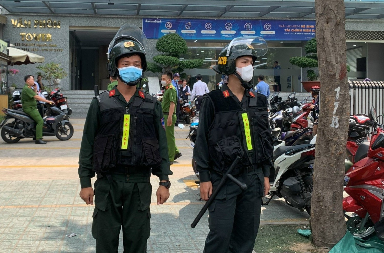 Hang tram canh sat phong toa tru so Cong ty F88 o TP.HCM hinh anh