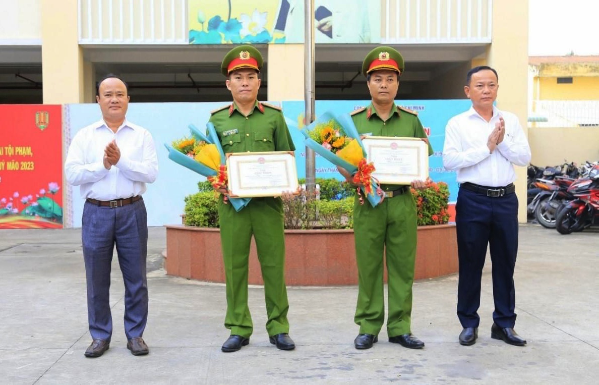 Khen thuong 3 don vi pha nhanh vu cuop chi nhanh Sacombank o TP.HCM hinh anh