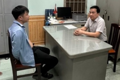 Thieu tuong Nguyen Sy Quang chi dao giai cuu be gai bi doa dot hinh anh