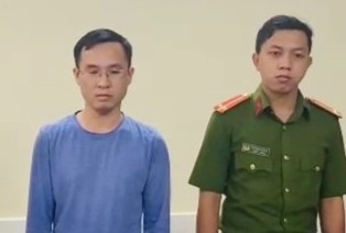 Pho tong giam doc bi bat vi dua hoi lo cho can bo Cuc Dang kiem hinh anh