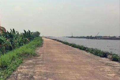 Bat tam giam nguoi me dim 2 con nho tu vong duoi song o Nam Dinh hinh anh