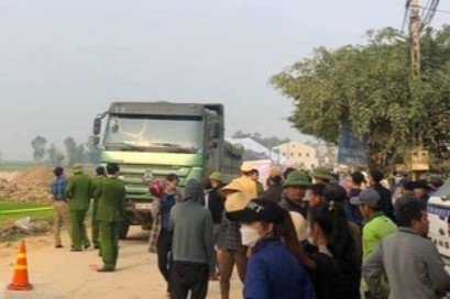 Bat tam giam tai xe xe tai dam 3 me con tu vong hinh anh