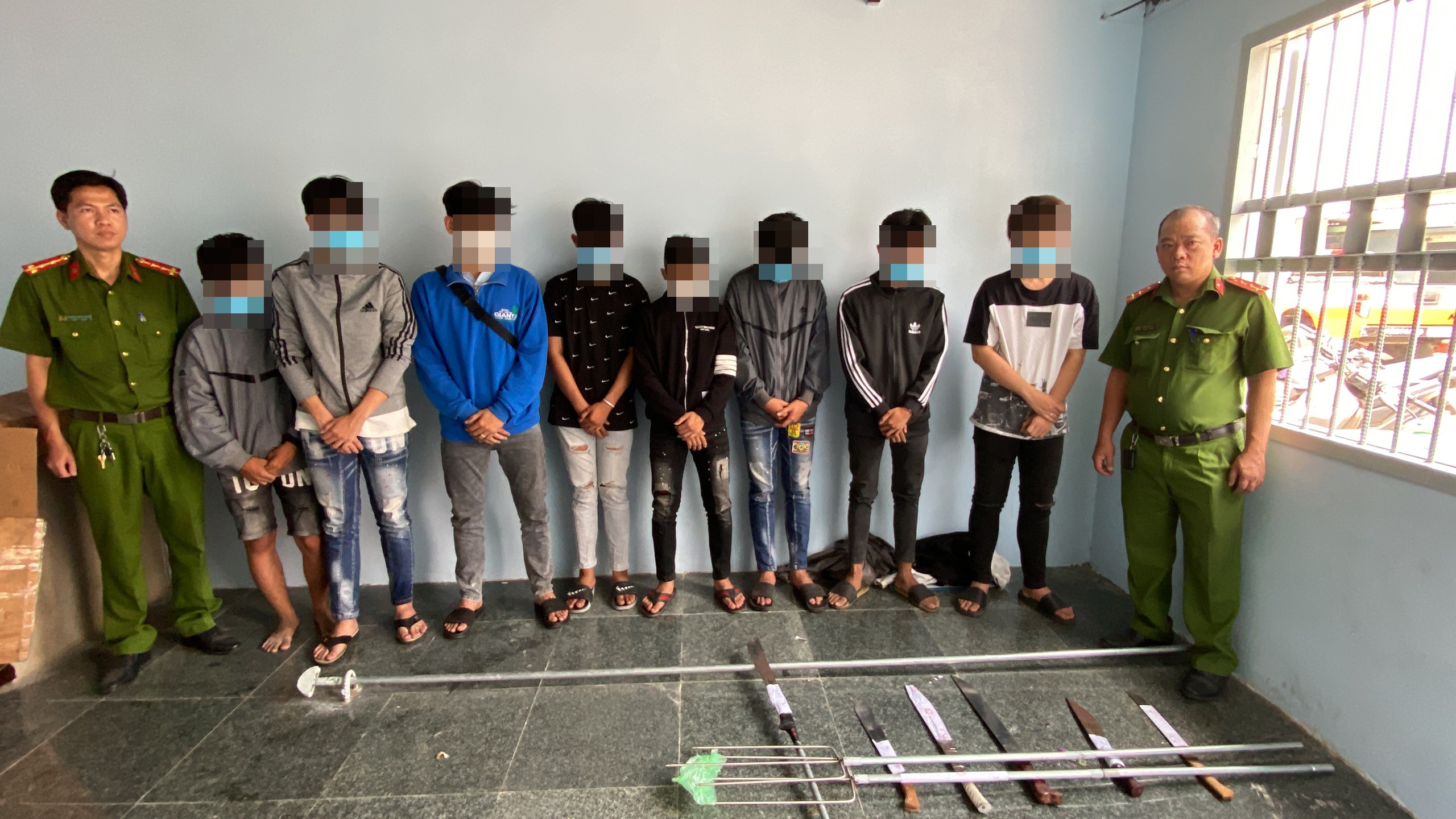 Truy duoi 13 thanh thieu nien mang hung khi di hon chien o TP.HCM hinh anh