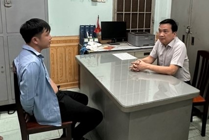 Khoi to nguoi khong che chau be 4 tuoi de doi no hinh anh