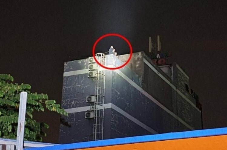 Trom co thu tren san thuong quan karaoke 5 tang hinh anh