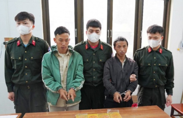 Bao tai dua co chan bong cuon them 10 banh heroin hinh anh