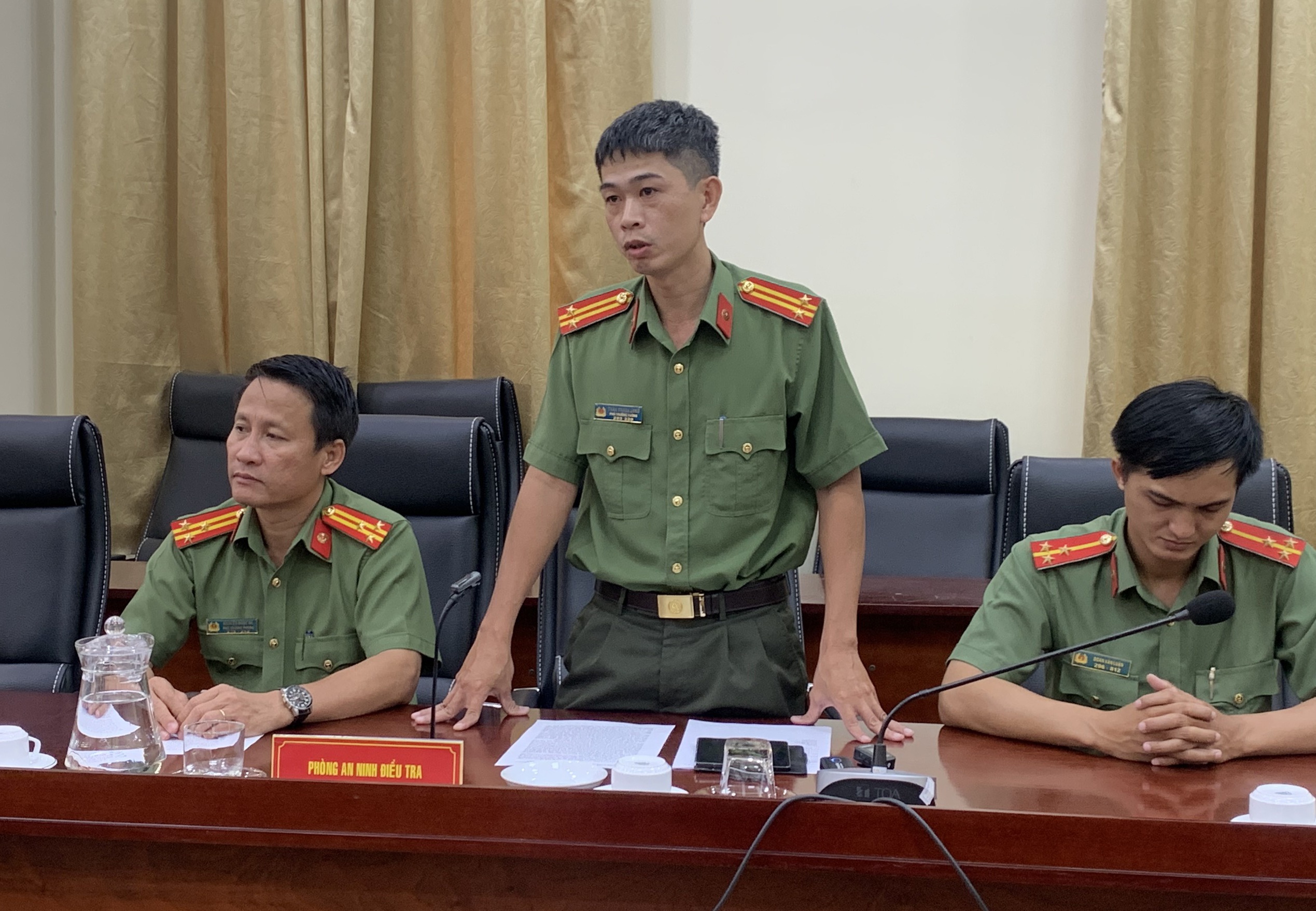 Nhom nguoi Malaysia ep 30 nguoi Indonesia gia canh sat de lua dao hinh anh