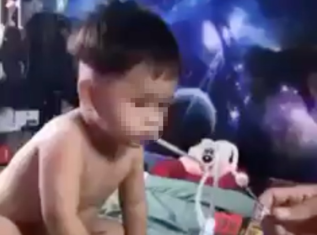 Ban giao be trai nghi bi ep hut ma tuy cho gia dinh cham soc hinh anh