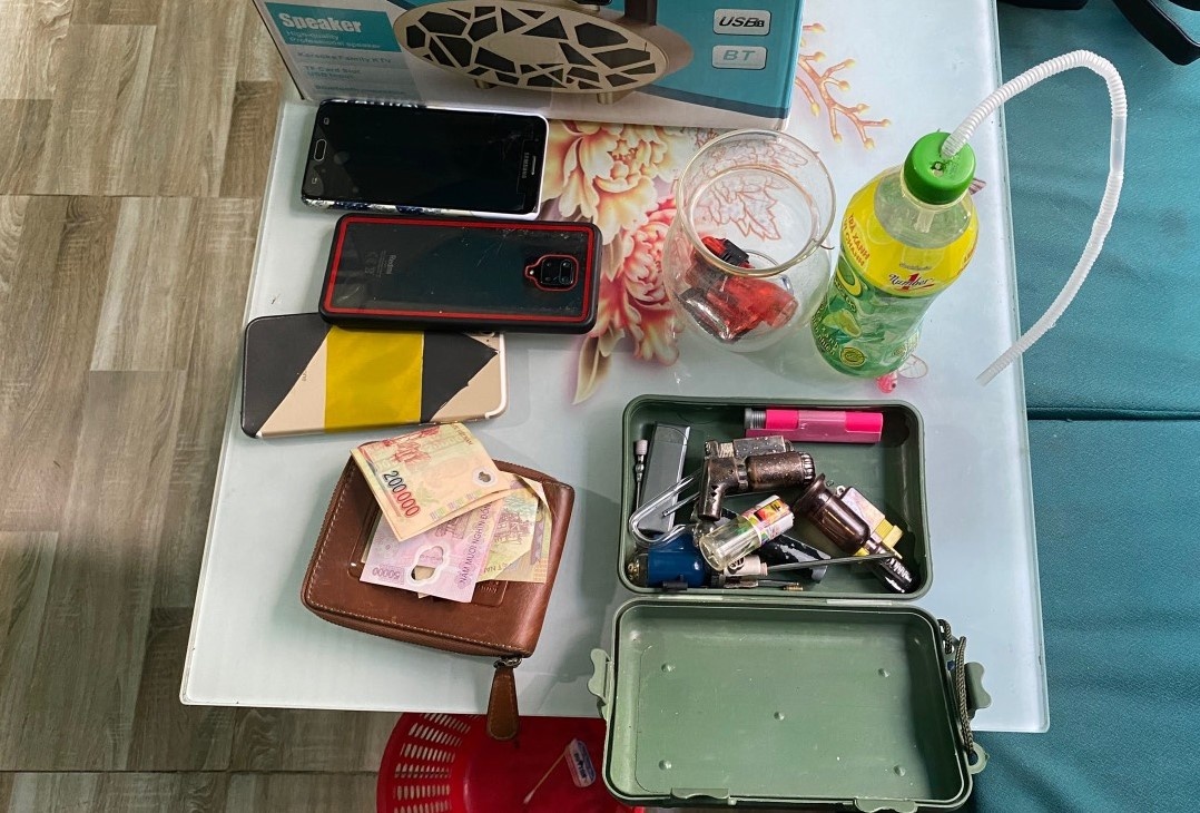 bé trai hút ma túy ảnh 2 be trai hut ma tuy anh 2