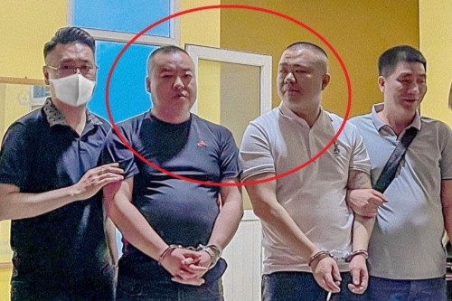 Bat giu 2 nguoi nuoc ngoai la trum song bai bi truy na dac biet hinh anh