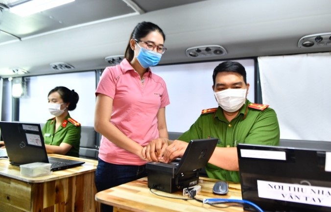 Cong an TP.HCM ra quan 'cao diem nuoc rut' cap CCCD cho hoc sinh hinh anh