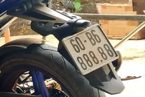 Vu 4 bien so xe sieu dep: Tam dinh chi them mot CSGT Dong Nai hinh anh