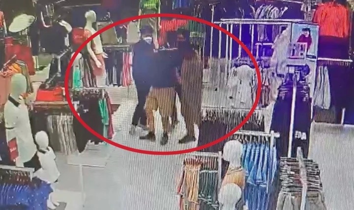 Nhan vien cua hang ke phut doi mat nghi pham sat hai nu ke toan hinh anh