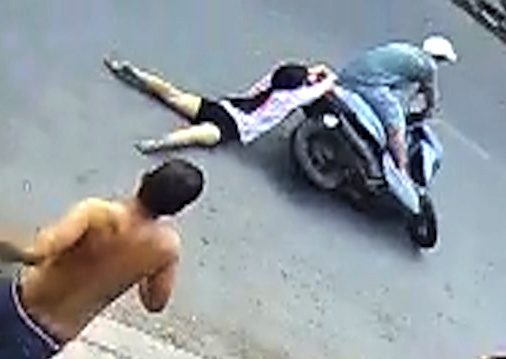 Nghi can trom dien thoai keo le be gai o TP.HCM hinh anh