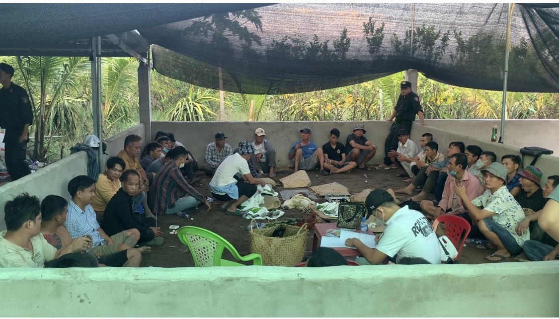 Bat qua tang 56 nguoi danh bac bang hinh thuc da ga, lac tai xiu hinh anh