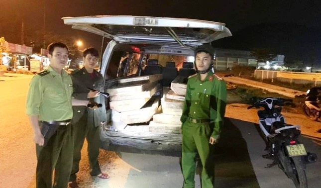 Bi mat ben trong oto 16 cho thao ghe ngoi, khong co tem dang kiem hinh anh