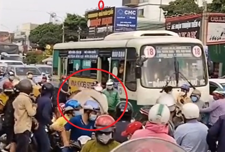 Bo dien huc loat nguoi di xe may o Dong Nai hinh anh