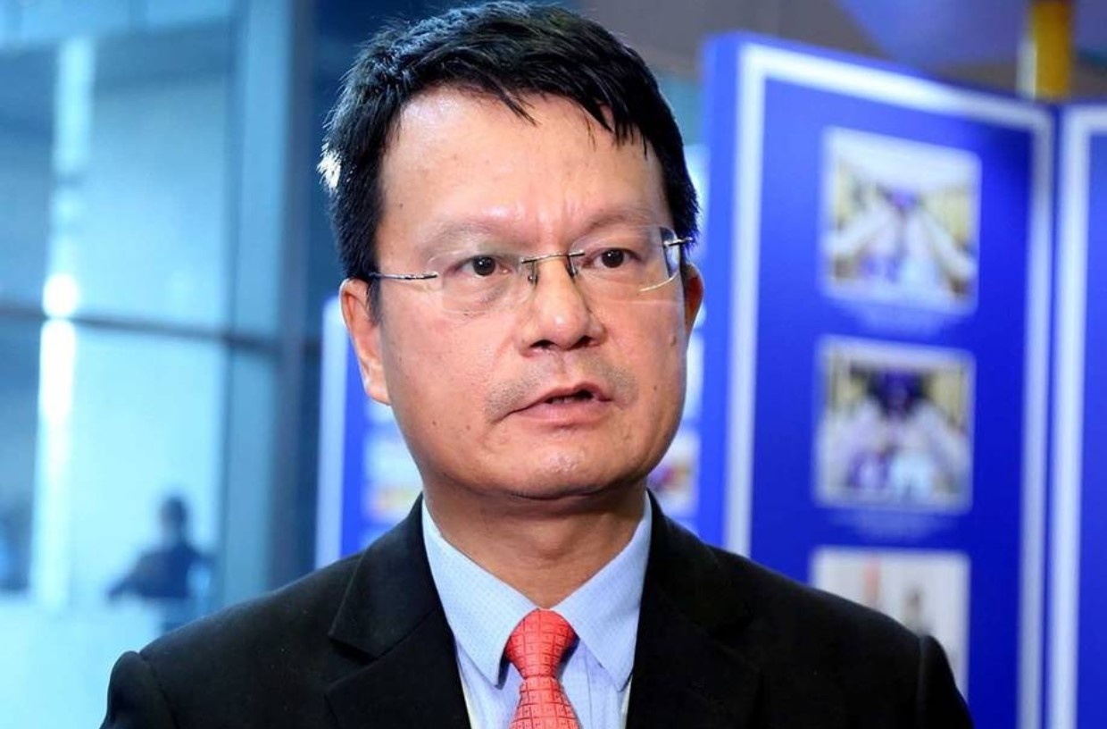 Can bo dai su quan an chia khi bay giai cuu nguoi man han tu tu Malaysia hinh anh