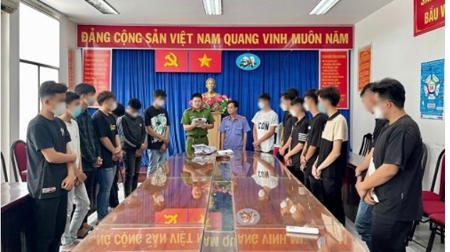 Tu tap dua xe, nhieu hoc sinh o TP.HCM bi khoi to hinh anh