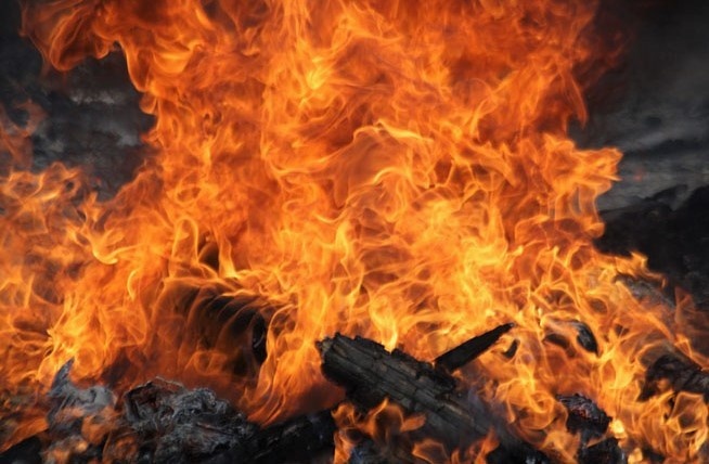 Khoi to nguoi dan ong do xang dot vo cu hinh anh